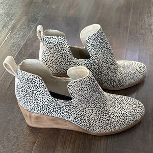 Toms Black and White Dot Wedge Women’s Shoes Size 9.5